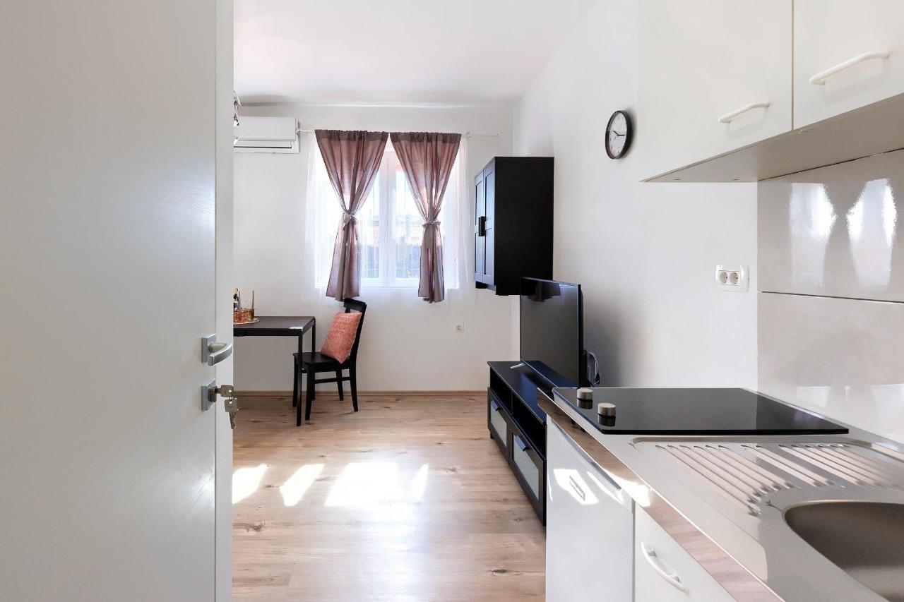 Monte Zaro Hostel Пула Екстериор снимка