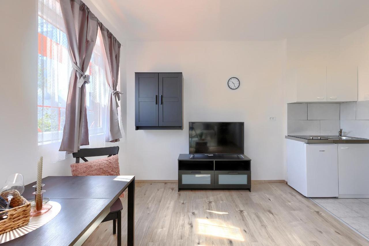 Monte Zaro Hostel Пула Екстериор снимка