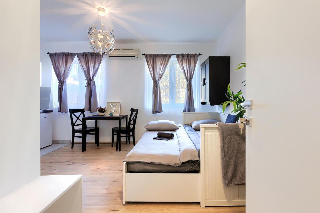Monte Zaro Hostel Пула Екстериор снимка