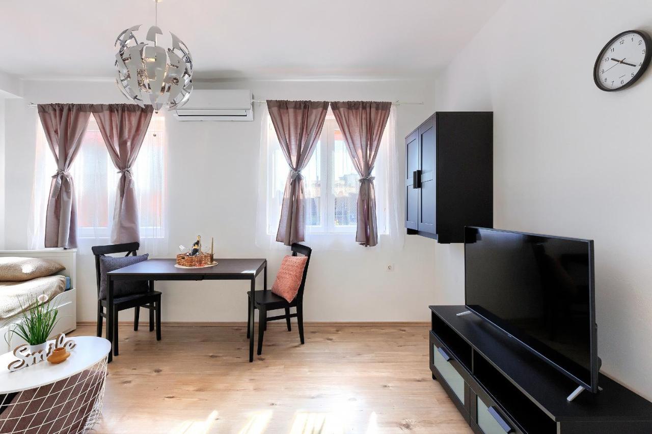 Monte Zaro Hostel Пула Екстериор снимка