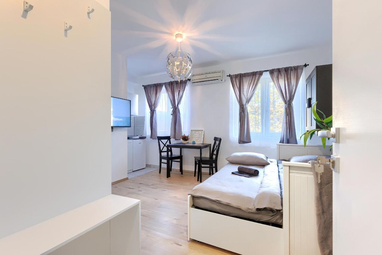 Monte Zaro Hostel Пула Екстериор снимка