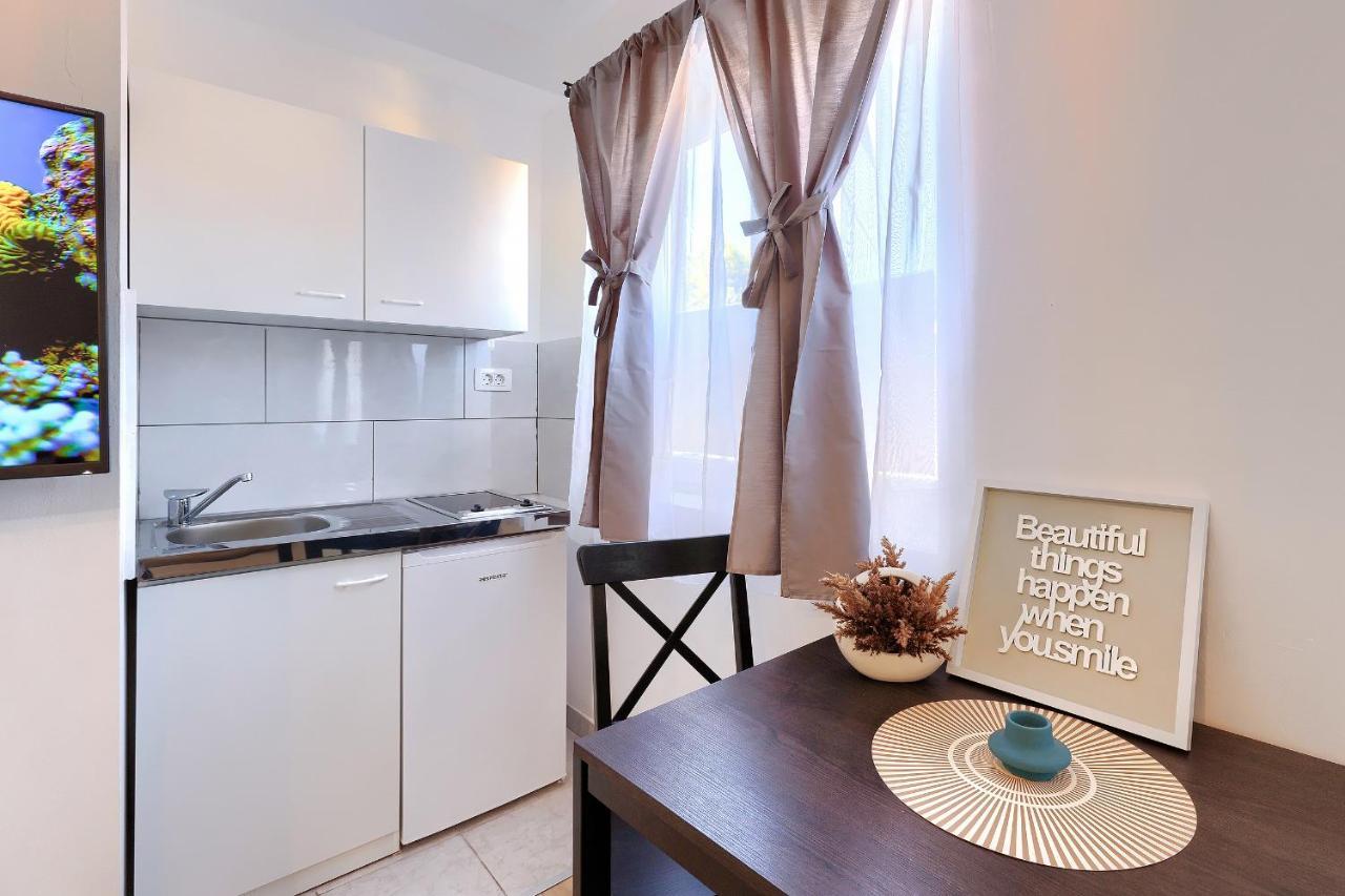 Monte Zaro Hostel Пула Екстериор снимка