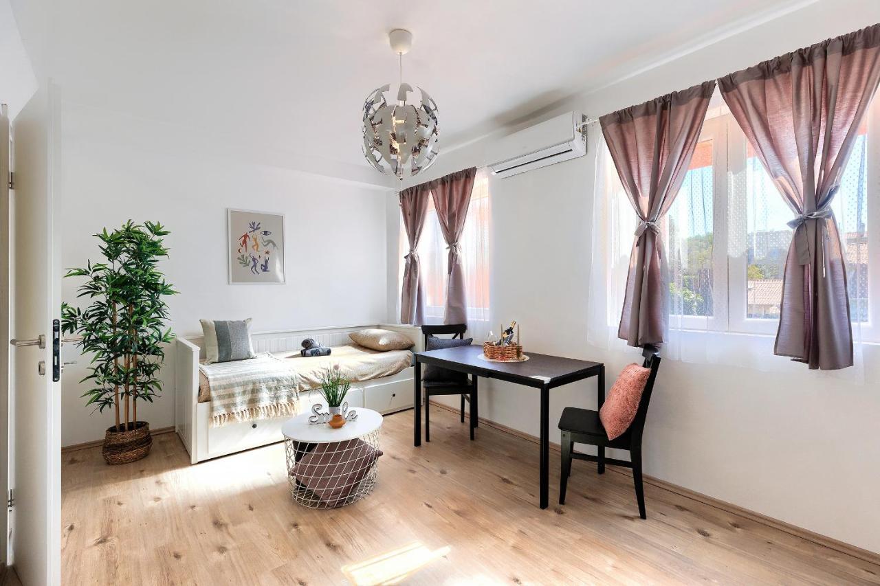 Monte Zaro Hostel Пула Екстериор снимка