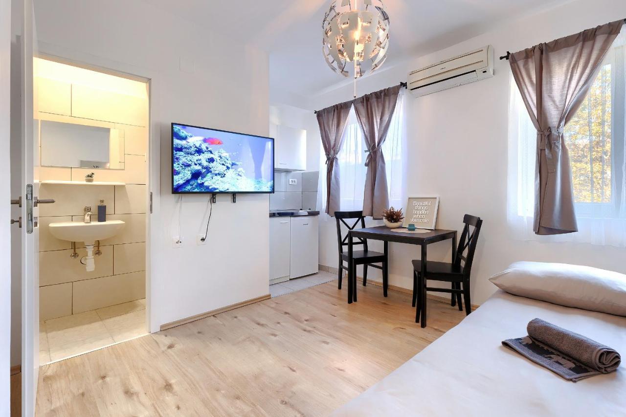 Monte Zaro Hostel Пула Екстериор снимка