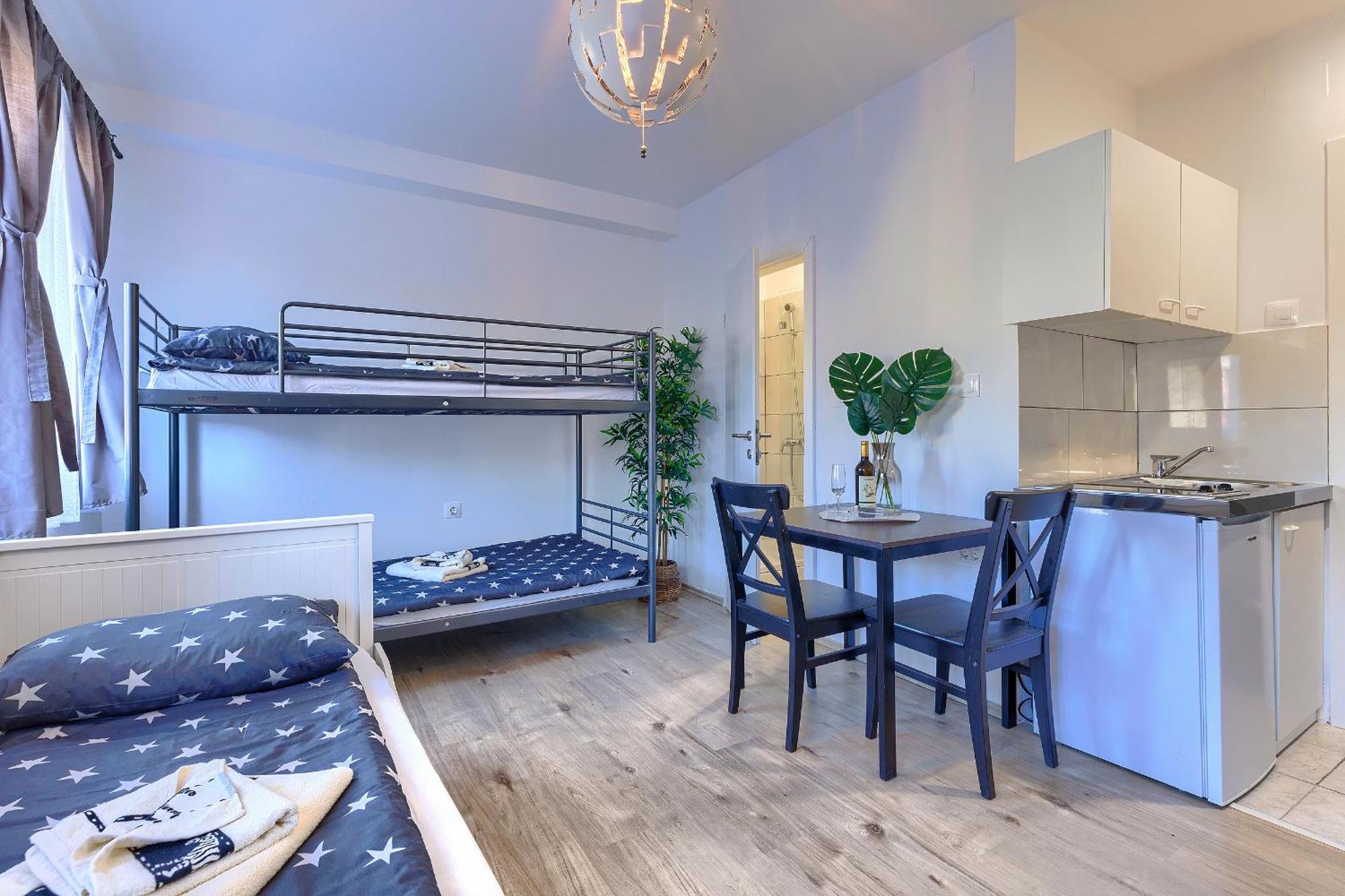 Monte Zaro Hostel Пула Екстериор снимка