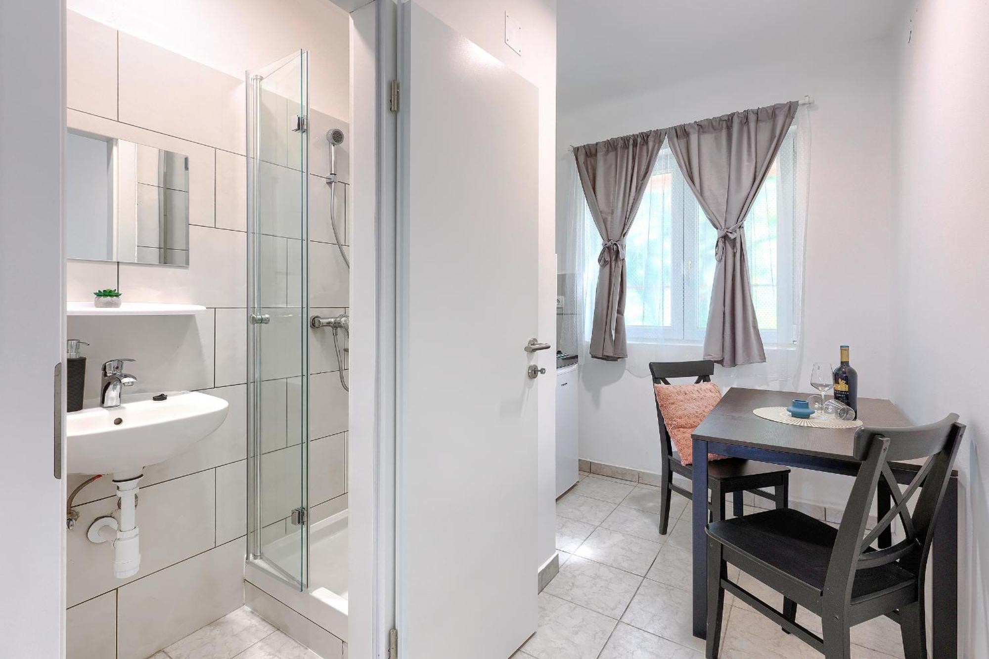 Monte Zaro Hostel Пула Екстериор снимка