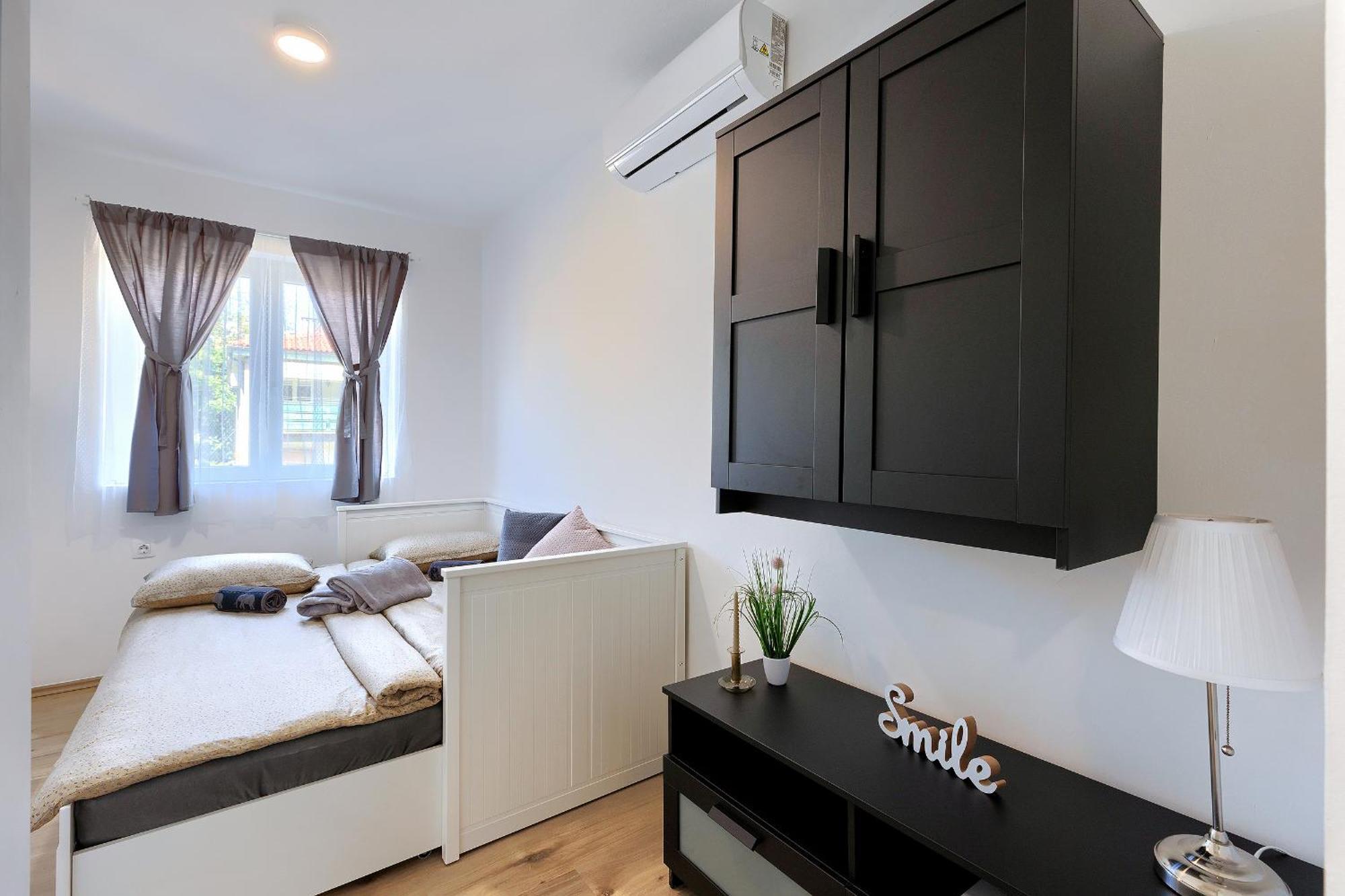 Monte Zaro Hostel Пула Екстериор снимка