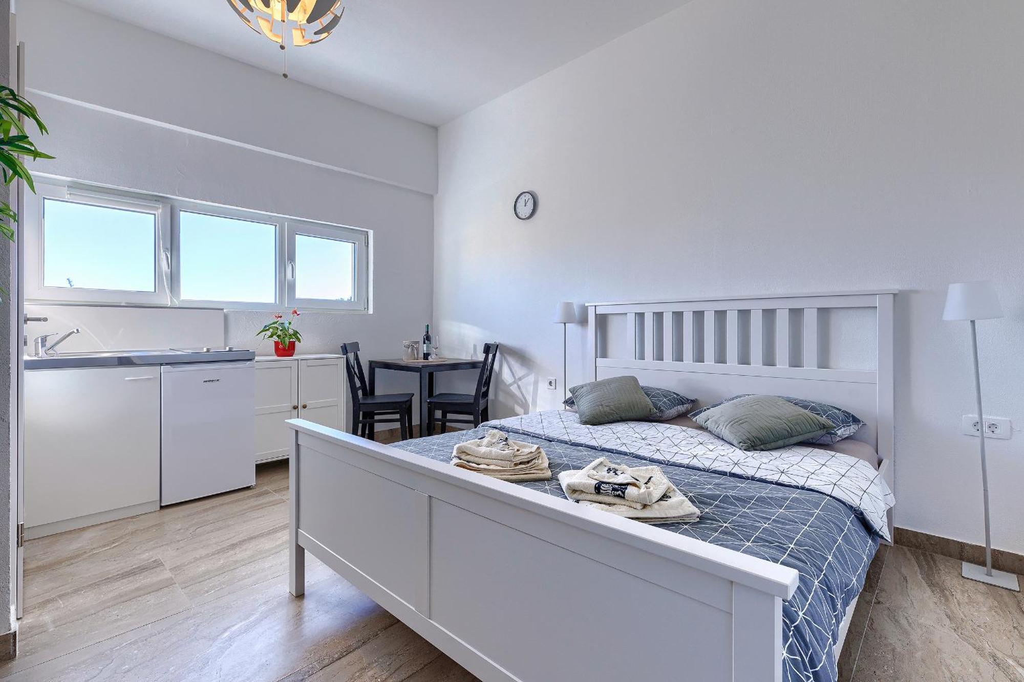Monte Zaro Hostel Пула Екстериор снимка
